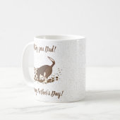 土を掘る犬 – 幸せな父の日。 コーヒーマグカップ (正面左)