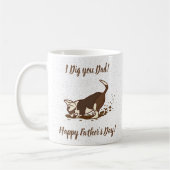 土を掘る犬 – 幸せな父の日。 コーヒーマグカップ (左)