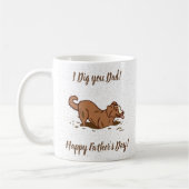 土を掘る犬 – 幸せな父の日。 コーヒーマグカップ (左)