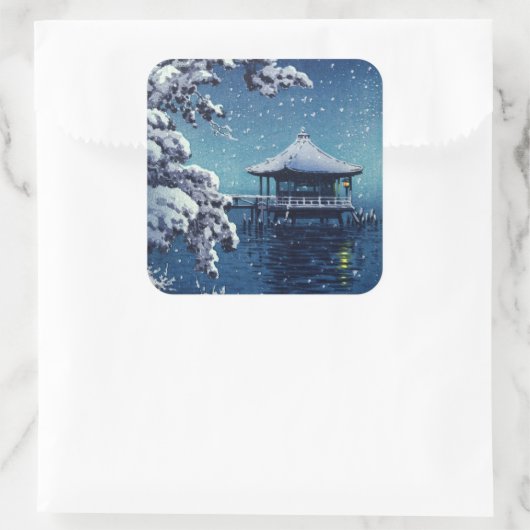 土屋興津 – 片田の浮御堂の雪 スクエアシール (バッグ)