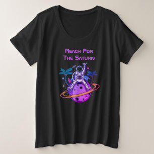 土星おもしろいに座る宇宙飛行士 プラスサイズTシャツ