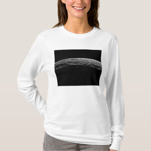 土星の月の非現実的な景色 Tシャツ