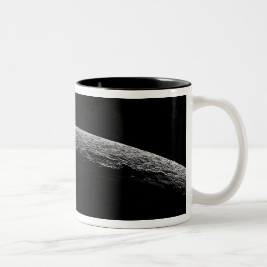 土星の月の非現実的な風景 ツートーンマグカップ (右)