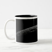 土星の月の非現実的な風景 ツートーンマグカップ (左)