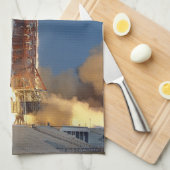 土星Vが月に向かって空に輝くと地球は揺れる キッチンタオル (四つ折り)