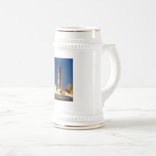 土星Vが月に向かって空に輝くと地球は揺れる ビールジョッキ (正面右)