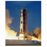 土星Vが月に向かって空に輝くと地球は揺れる フォトスカルプチャー<br><div class="desc">土星のV建物の巨大な推力の下で地球は揺れ動き、炎と激しい轟音の流れとして不安定に揺れた。ランチパッドは激しい煙を吐き出す大釜となり、その炎の中で人類の夢である宇宙の暗黒に向かって歩くベヘモテ運スを、一瞬のあいまいで覆い隠した。</div>
