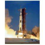 土星Vが月に向かって空に輝くと地球は揺れる フォトスカルプチャー<br><div class="desc">土星のV建物の巨大な推力の下で地球は揺れ動き、炎と激しい轟音の流れとして不安定に揺れた。ランチパッドは激しい煙を吐き出す大釜となり、その炎の中で人類の夢である宇宙の暗黒に向かって歩くベヘモテ運スを、一瞬のあいまいで覆い隠した。</div>