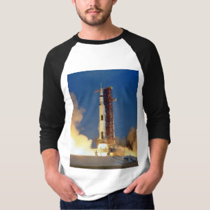 土星Vが月に向かって空に輝くと地球は揺れる Tシャツ