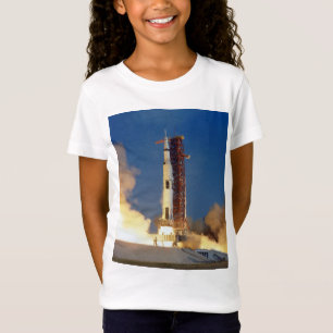 土星Vが月に向かって空に輝くと地球は揺れる Tシャツ
