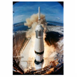 土星Vロケット打ち上げ1969アポロ宇宙船 写真彫刻マグネット<br><div class="desc">1969年のアポロ宇宙船ミッションの土星Vロケット打ち上げ車は、月の表面に宇宙飛行士のアメリカの乗組員を着陸させる。このファイルはNASAによって作成されたた統一されため、州内のパブリックドメインにある。NASAの著作権政策州は、「NASAの資料は注意されない限り保護、著作権ではない」と述べている。</div>