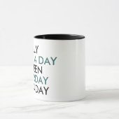 土曜日と日曜日の週末のタイポグラフィ間の日 マグカップ (中央)
