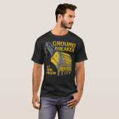 土木の仕事の先駆者 グラウンド・ブレイカー部門 建設ギフト Tシャツ (正面フル)