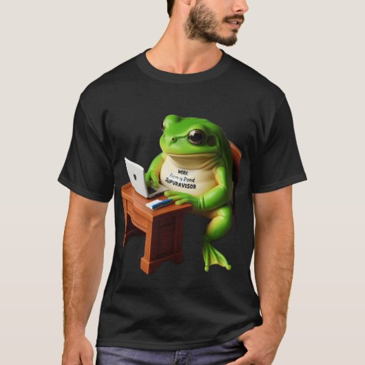 在宅勤務のマネージャー カエル 机上のユーモアTシャツ Tシャツ (正面)