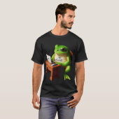 在宅勤務のマネージャー カエル 机上のユーモアTシャツ Tシャツ (正面フル)