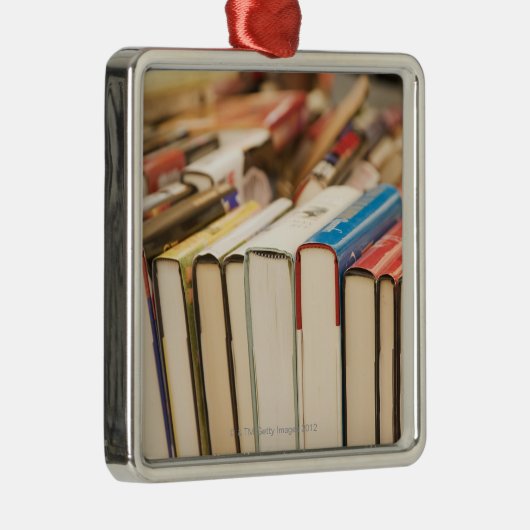 在庫一掃セールの使用された本 メタルオーナメント (右)