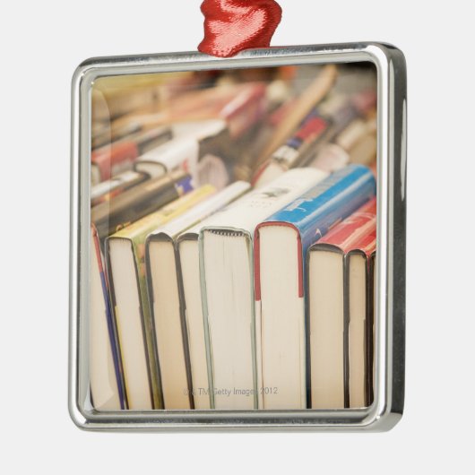 在庫一掃セールの使用された本 メタルオーナメント (左)