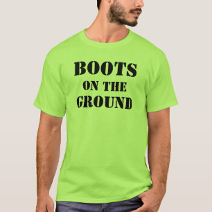 地上の人のTシャツのブーツ Tシャツ