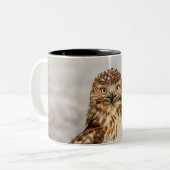 地上の未熟なアカオタカ ツートーンマグカップ (正面左)