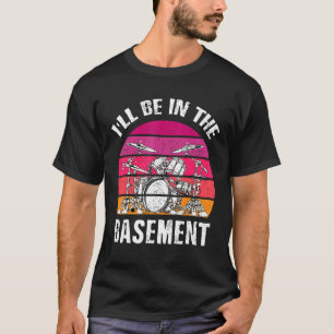 地下のヴィンテージドラムセットでドラムを叩く Tシャツ