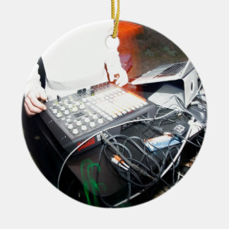 地下ショーのEDM DJの混合音楽 セラミックオーナメント