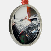 地下ショーのEDM DJの混合音楽 メタルオーナメント (右)