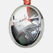 地下ショーのEDM DJの混合音楽 メタルオーナメント (左)