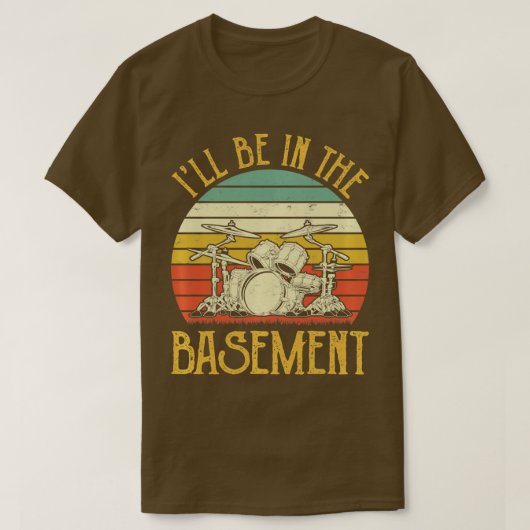 地下ドラムセットでドラムを叩くドラマーP Tシャツ (デザイン正面)