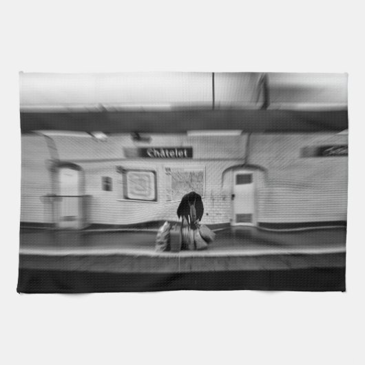 地下鉄でショッピングバッグを持つ人（シャトレ） キッチンタオル (横)