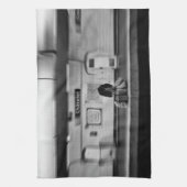 地下鉄でショッピングバッグを持つ人（シャトレ） キッチンタオル (縦)