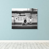 地下鉄でショッピングバッグを持つ人（シャトレ） キャンバスプリント (インサイチュ (ウッドフロア))