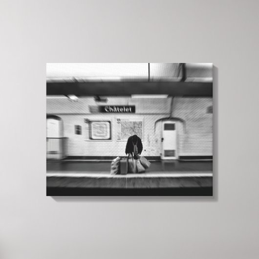 地下鉄でショッピングバッグを持つ人（シャトレ） キャンバスプリント (正面)