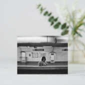 地下鉄でショッピングバッグを持つ人（シャトレ） ポストカード (スタンド正面)