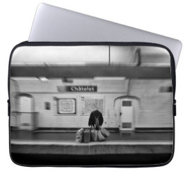 地下鉄でショッピングバッグを持つ人（シャトレ） ラップトップスリーブ