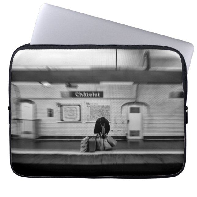 地下鉄でショッピングバッグを持つ人（シャトレ） ラップトップスリーブ (正面)