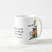 地下鉄の男の乗車のスクーターおよび飲み物のコーヒー コーヒーマグカップ (正面右)