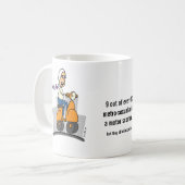 地下鉄の男の乗車のスクーターおよび飲み物のコーヒー コーヒーマグカップ (正面左)