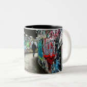 地下鉄の落書きアート ツートーンマグカップ (正面右)