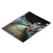 地下鉄の落書きアート ノートブック (左側)