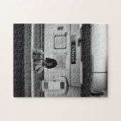 地下鉄の買い物袋を持つ人(シャトー) ジグソーパズル (横)