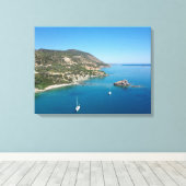 地中海のサイプロスの海岸線とヨット キャンバスプリント (インサイチュ (ウッドフロア))