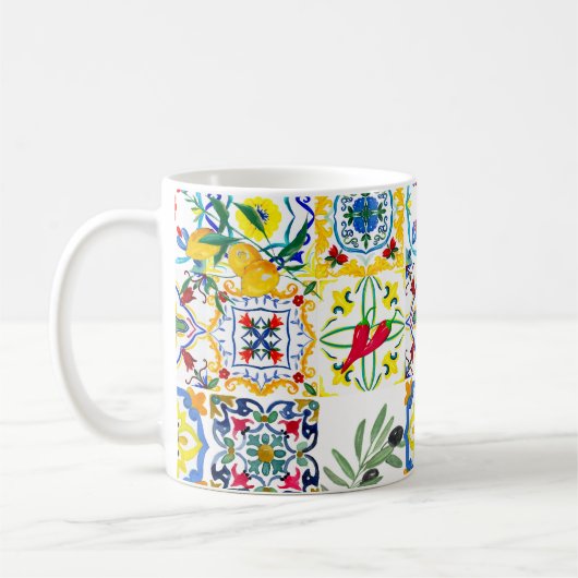 地中海のタイル，オリーブ，唐辛子，レモン コーヒーマグカップ (左)