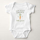 地元で育った小さな芽ニンジンベビーボディスーツ ベビーボディスーツ (正面)