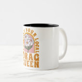 地元のドラッグクイーンをサポート ツートーンマグカップ (正面右)