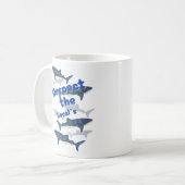 地元の人々を尊重し、サメの家族は近くで泳ぐ コーヒーマグカップ (正面左)