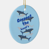 地元の人々を尊重し、サメの家族は近くで泳ぐ セラミックオーナメント (右)