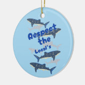 地元の人々を尊重し、サメの家族は近くで泳ぐ セラミックオーナメント (左)