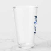 地元の人々を尊重し、サメの家族は近くで泳ぐ タンブラーグラス (右)