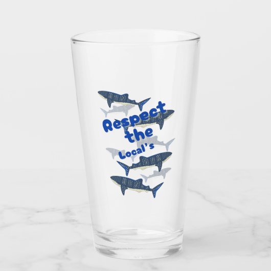 地元の人々を尊重し、サメの家族は近くで泳ぐ タンブラーグラス (正面)