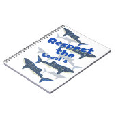 地元の人々を尊重し、サメの家族は近くで泳ぐ ノートブック (左側)